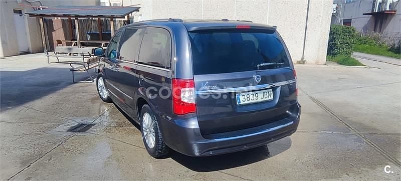 Usado Lancia Voyager Platinum 177 CV (130 kW) 2014 Gris / plata Monovolumen
