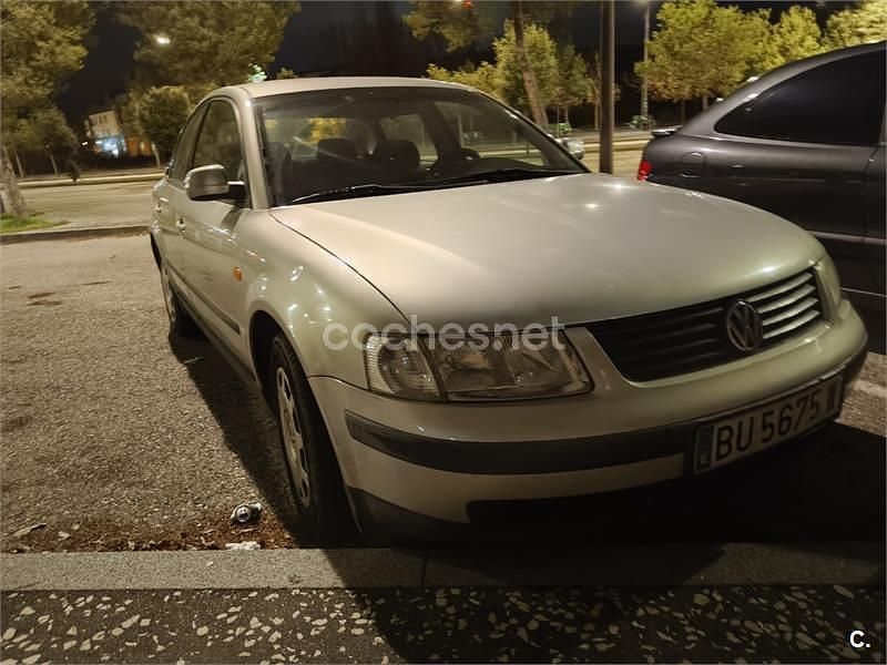 Gris / plata Usado 1998 VW Passat Berlina | 1950 € (Precio justo) - Imagen 1/3