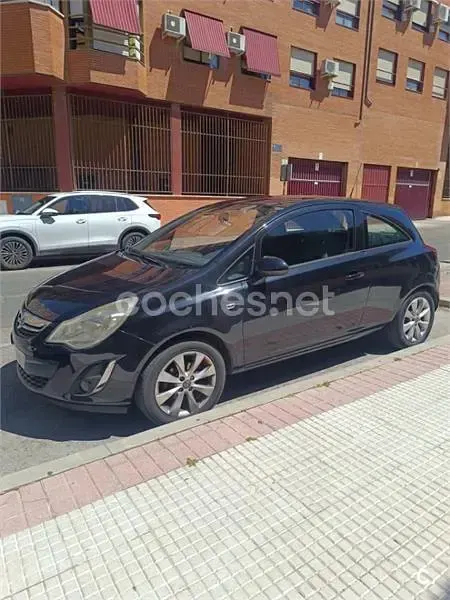 Usado Opel Corsa Selective 95 CV (69 kW) 2012 Negro Utilitario
