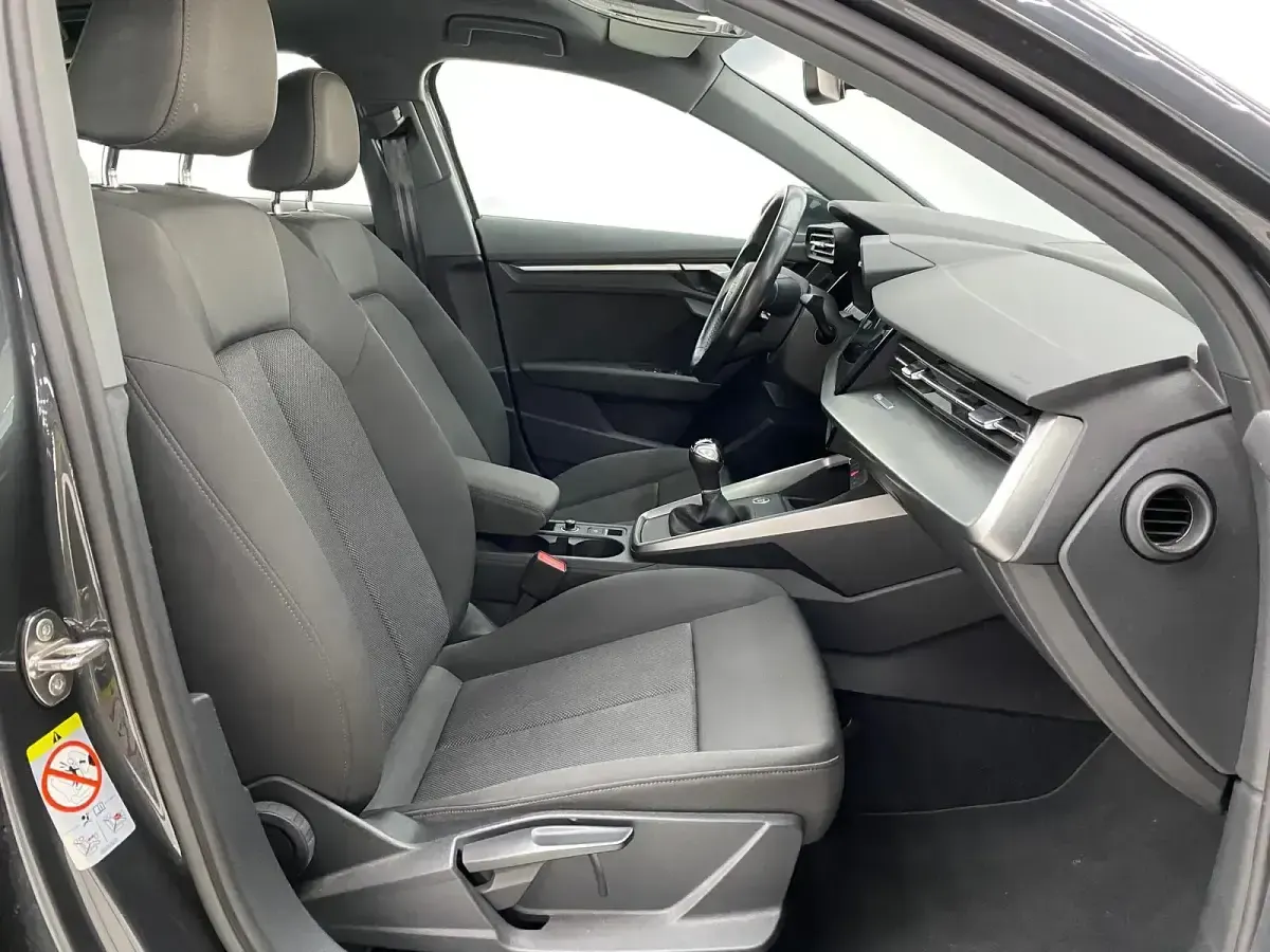 Usado Audi A3 110 CV (80 kW) 2021 Gris / plata Berlina
