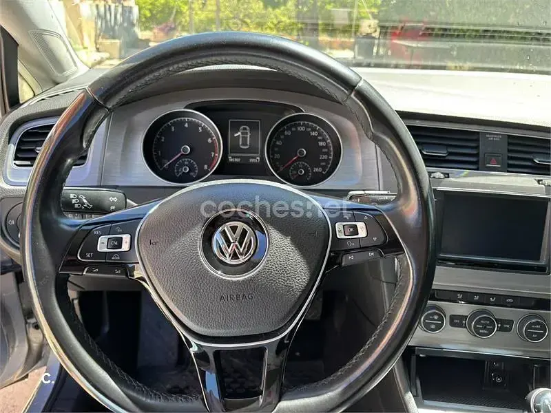 Usado VW Golf VII Advance 125 CV (91 kW) 2016 Gris / plata Berlina