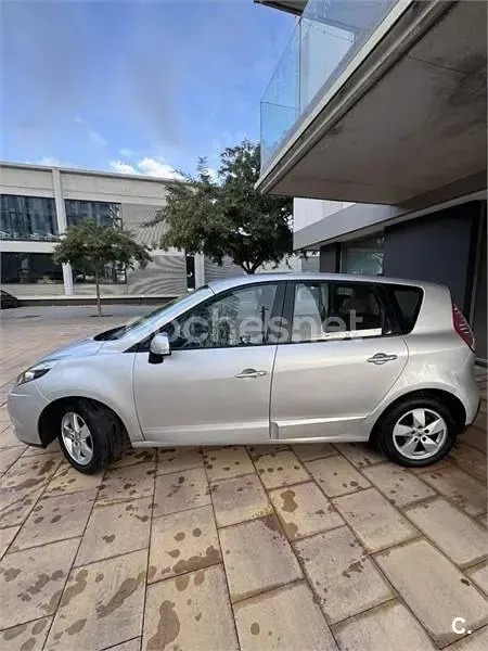 Usado Renault Scenic E-Tech Expression 105 CV (77 kW) 2009 Gris / plata Monovolumen