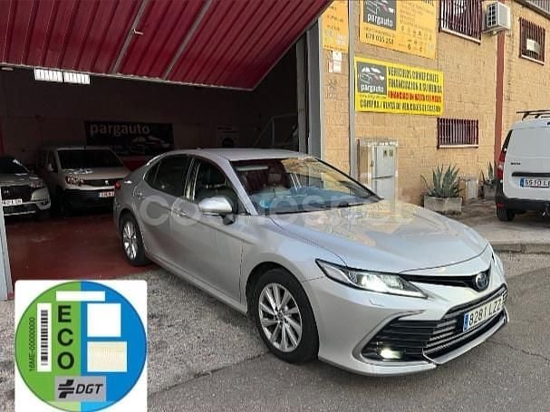 Gris / plata Usado 2022 Toyota Camry Advance Berlina | 20.999 € (Buen precio) - Imagen 1/4