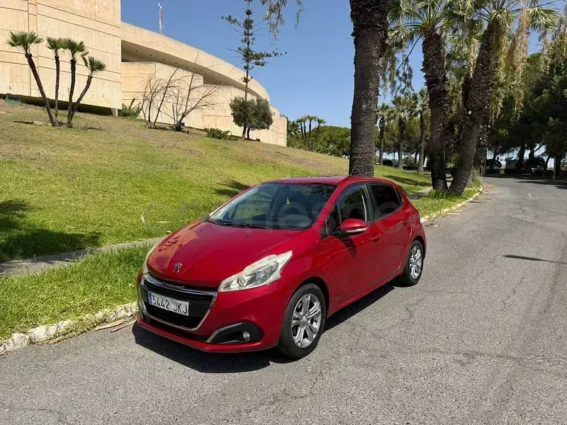 Usado Peugeot 208 Active 82 CV (60 kW) 2015 Granate Utilitario