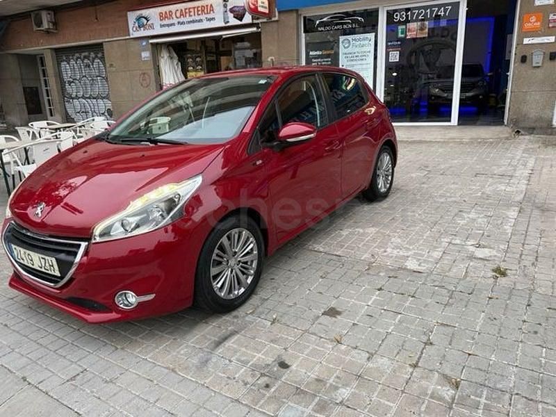 Usado Peugeot 208 Style 100 CV (73 kW) 2017 Granate Utilitario