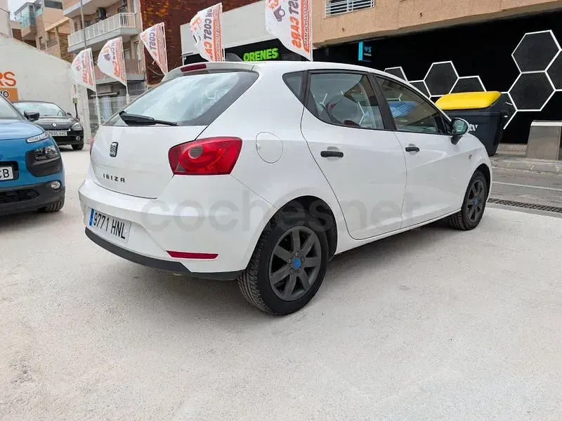 Usado Seat Ibiza Reference 70 CV (51 kW) 2013 Blanco Berlina