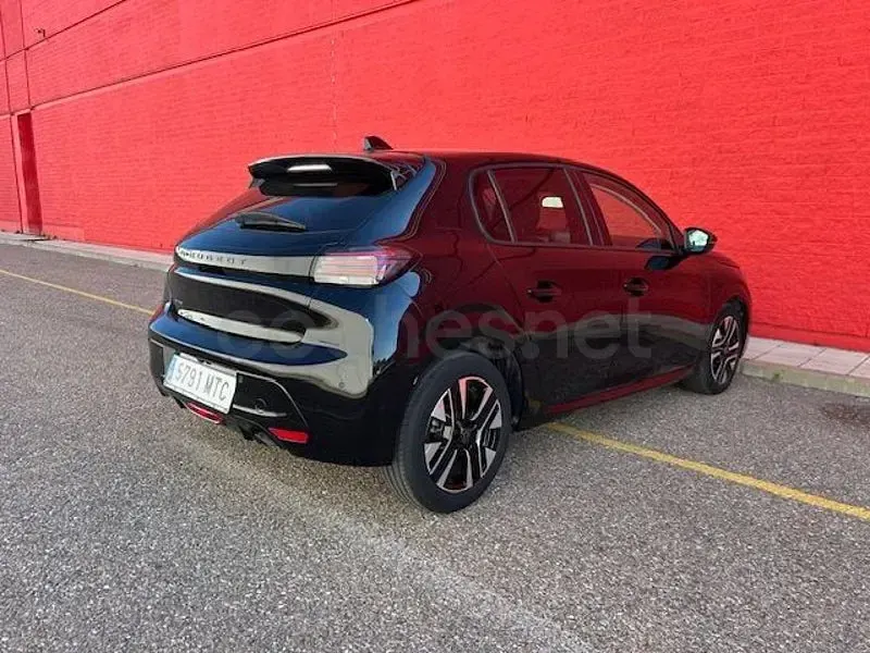 Usado Peugeot 208 Allure 100 CV (73 kW) 2024 Negro Utilitario