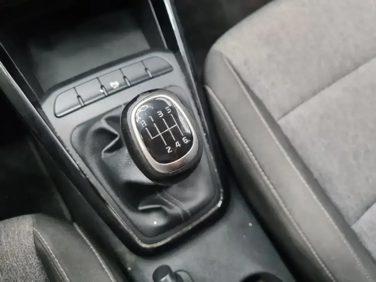 Usado Kia Stonic 101 CV (74 kW) 2022 Blanco SUV