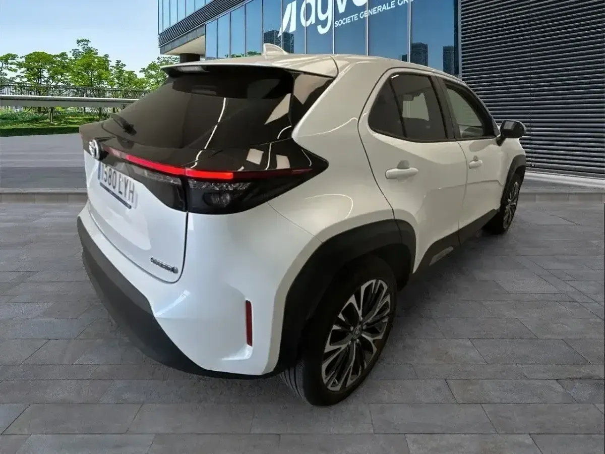 Usado Toyota Yaris Hybrid Style 116 CV (85 kW) 2022 Blanco Pickup/Camioneta