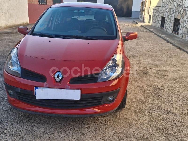 Rojo Usado 2008 Renault Clio II Dynamique Berlina | 3400 € (Buen precio) - Imagen 1/4