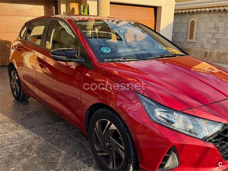 Usado Hyundai i20 100 CV (73 kW) 2023 Rojo Berlina