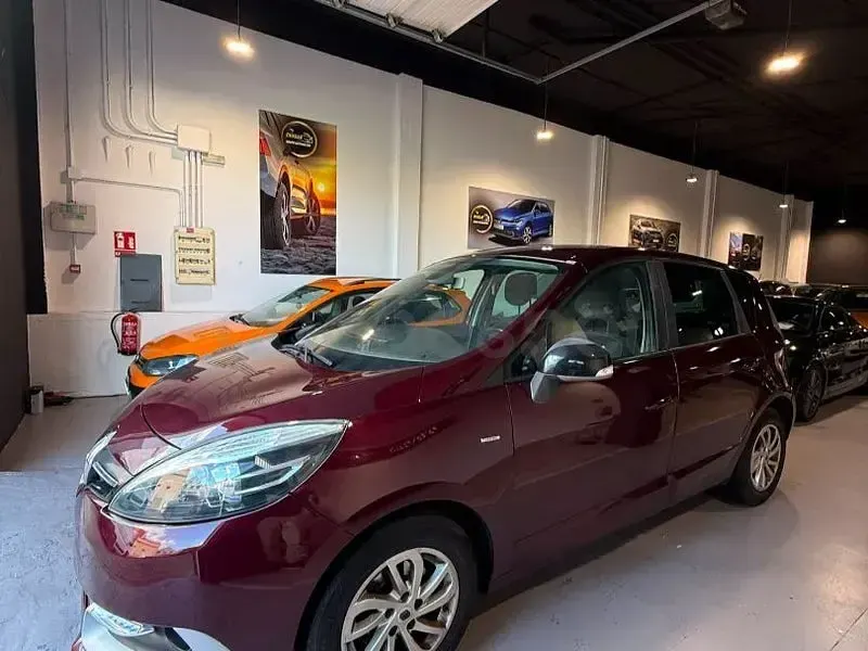 Usado Renault Scénic IV Intens 110 CV (80 kW) 2018 Granate Monovolumen