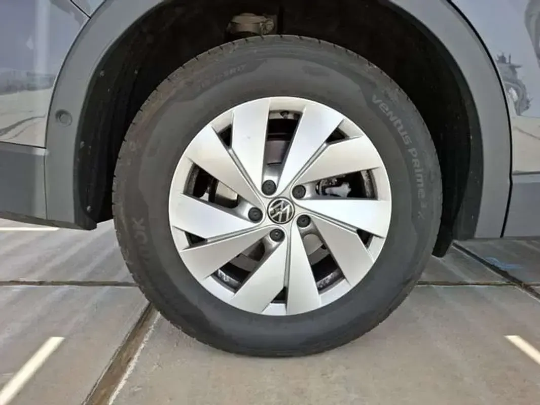 Usado VW Tiguan Edition 131 CV (96 kW) 2025 Gris SUV