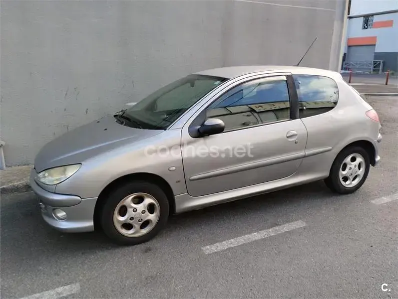 Usado Peugeot 206 75 CV (55 kW) 2003 Gris / plata Berlina
