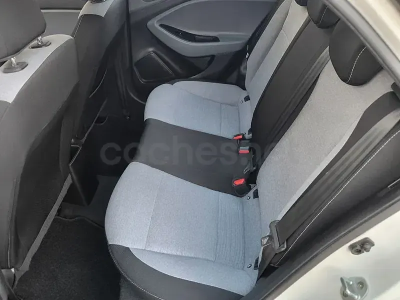 Usado Hyundai i20 84 CV (61 kW) 2016 Blanco Berlina