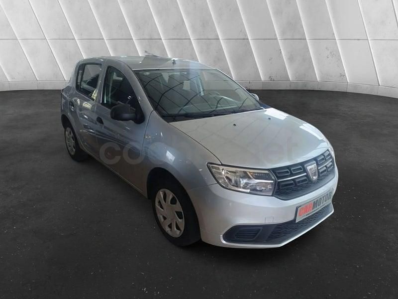 Usado Dacia Sandero Acces 73 CV (53 kW) 2018 Gris / plata Berlina