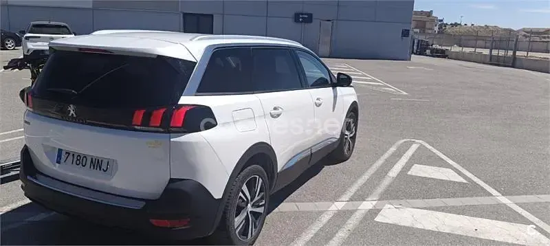 Usado Peugeot 5008 Active 130 CV (95 kW) 2022 Blanco SUV