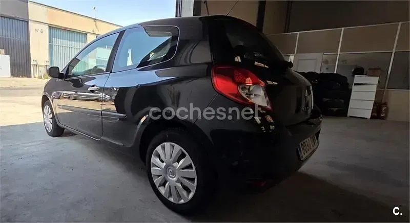 Usado Renault Clio II Authentique 75 CV (55 kW) 2010 Negro Berlina