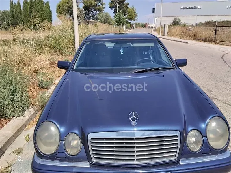 Usado Mercedes E300 Avantgarde 177 CV (130 kW) 1999 Azul Berlina