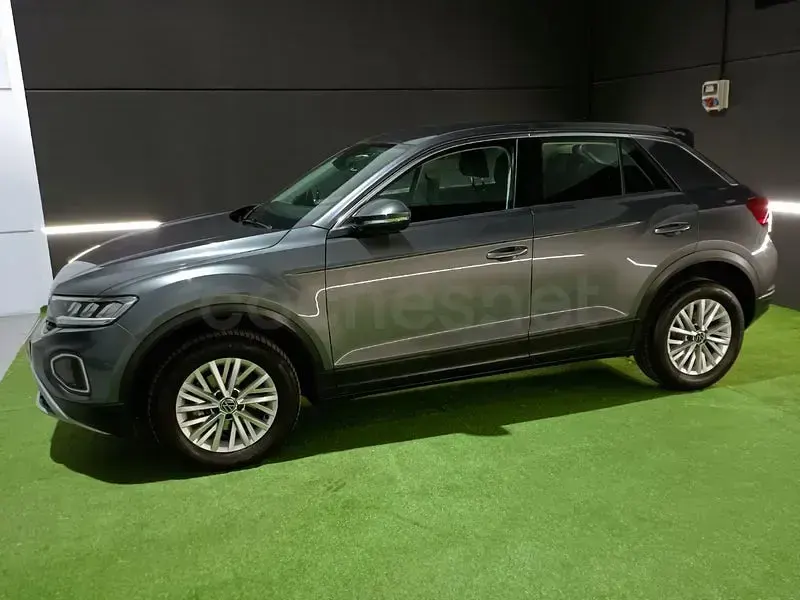 Usado VW T-Roc 110 CV (80 kW) 2023 Gris / plata SUV