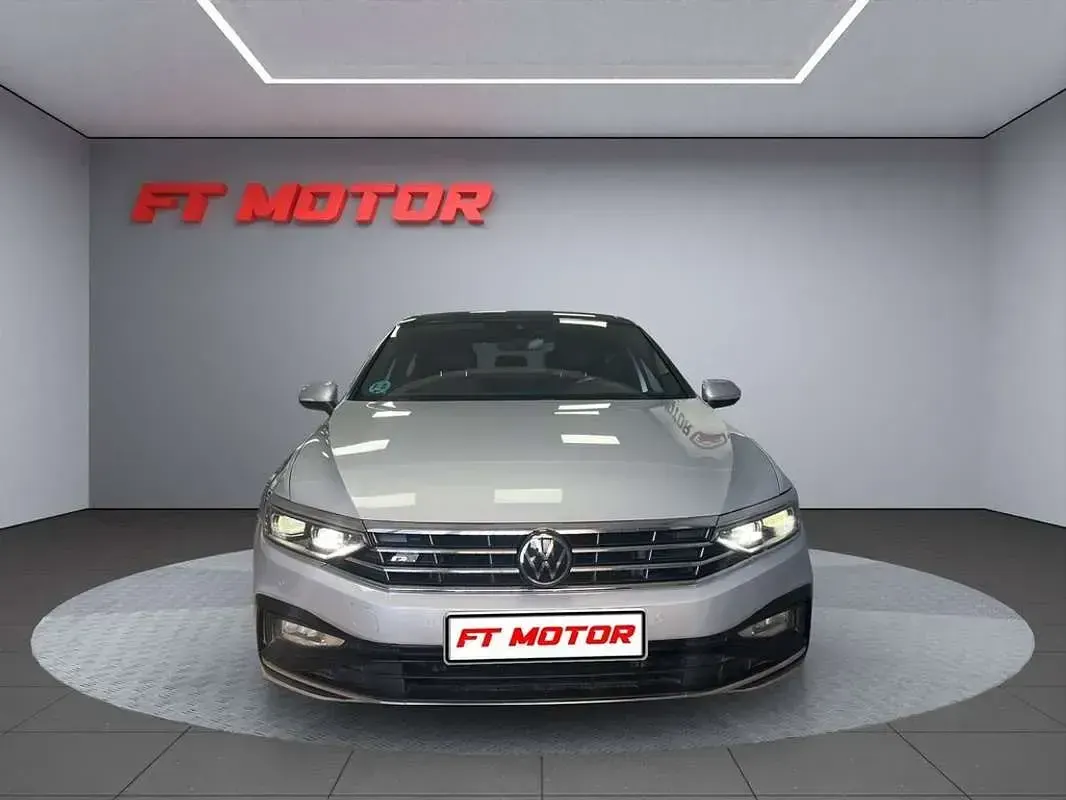 Usado VW Passat R-line 150 CV (110 kW) 2022 Gris / plata Berlina