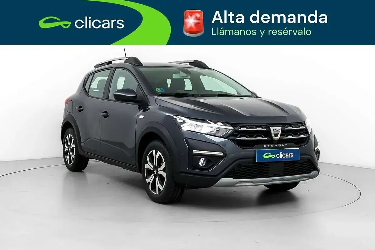 Usado Dacia Sandero Expression 101 CV (74 kW) 2022 Gris Utilitario