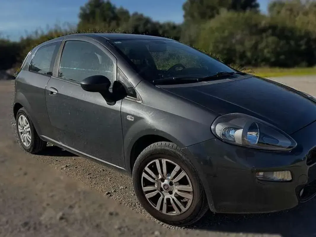 Usado Fiat Punto Young 69 CV (50 kW) 2013 Gris Utilitario