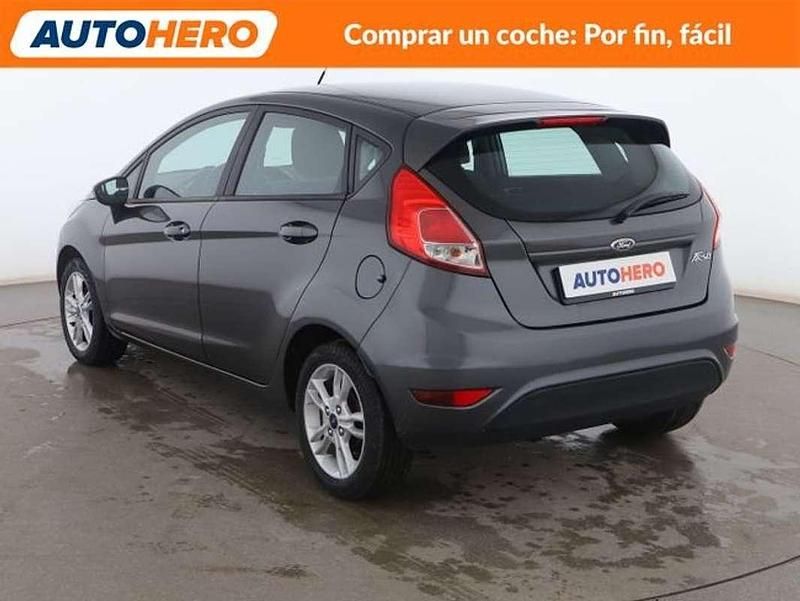 Usado Ford Fiesta Trend 82 CV (60 kW) 2016 Gris Utilitario