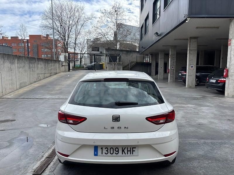 Usado Seat Leon Style 110 CV (80 kW) 2018 Blanco Berlina