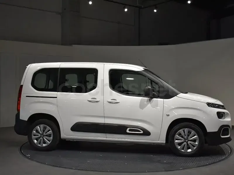 Usado Citroën Berlingo Feel 102 CV (75 kW) 2022 Blanco Monovolumen