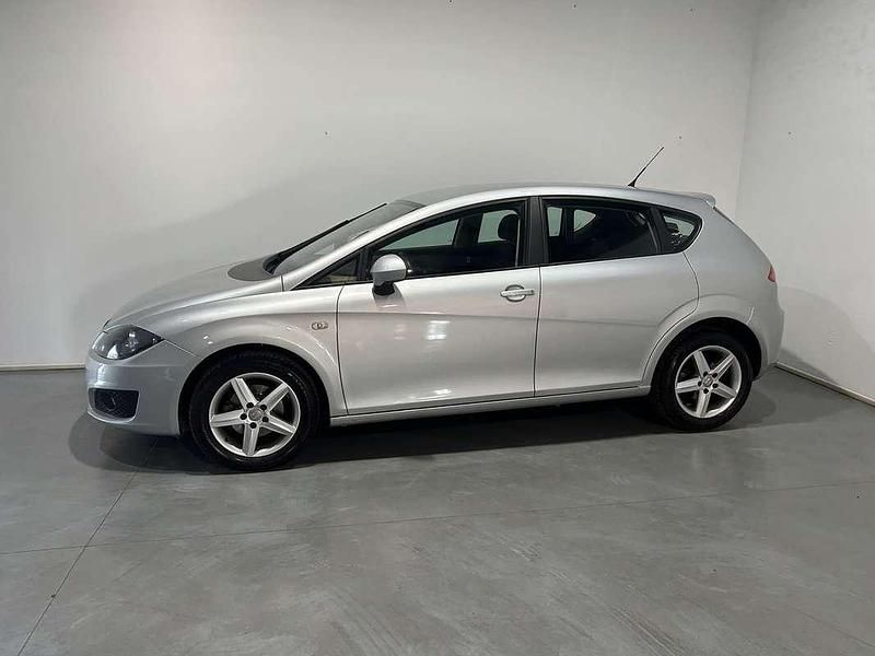 Usado Seat Leon Reference 90 CV (66 kW) 2011 Plateado Utilitario