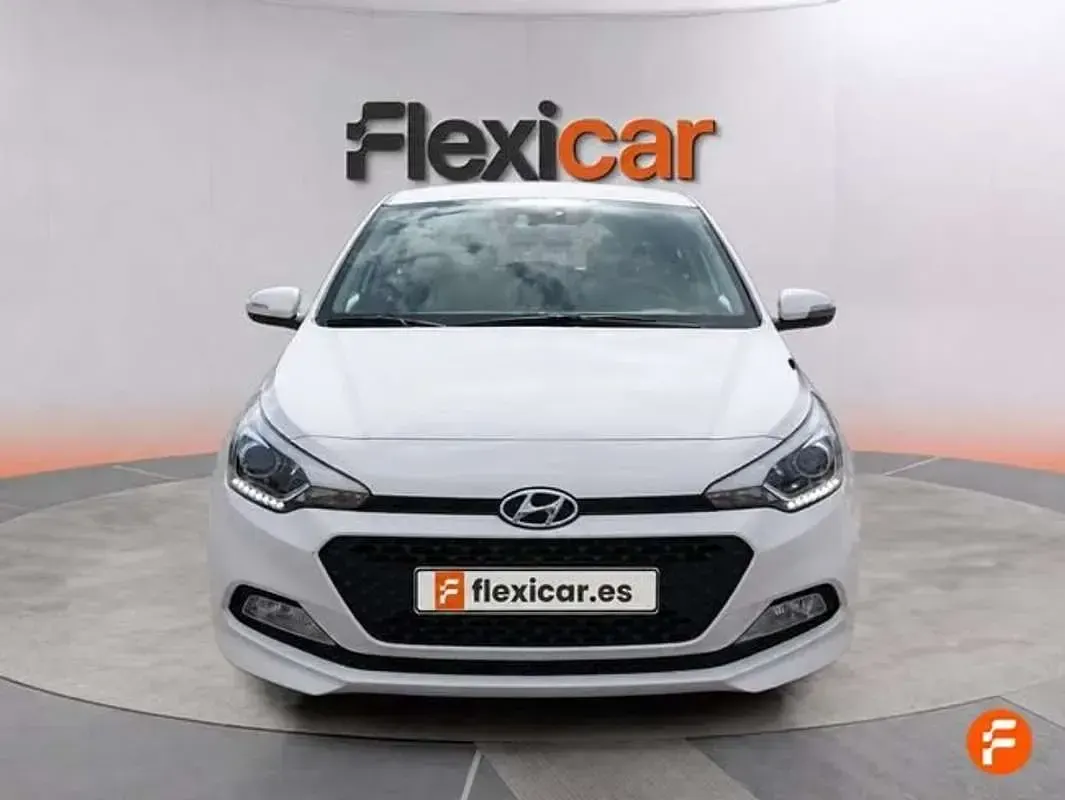 Usado Hyundai i20 84 CV (61 kW) 2015 Blanco Berlina