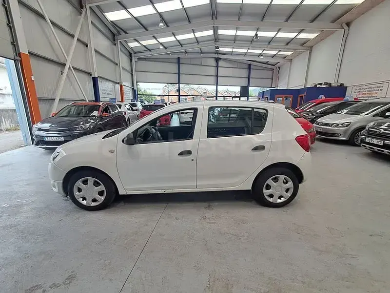 Usado Dacia Sandero Ambiance 75 CV (55 kW) 2015 Blanco Berlina