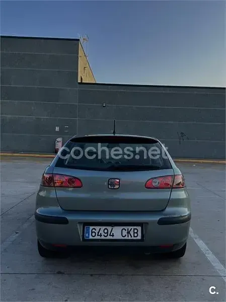 Usado Seat Ibiza Stella 100 CV (73 kW) 2003 Verde Utilitario