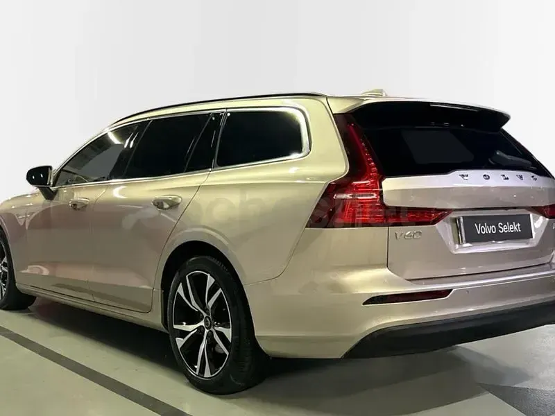 Usado Volvo V60 Core 197 CV (144 kW) 2025 Beige Familiar