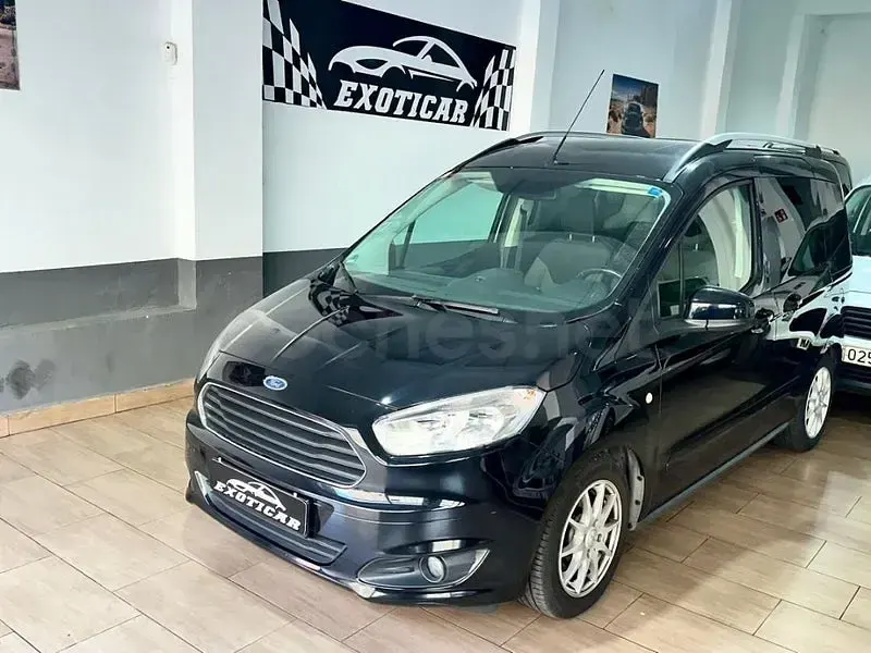 Usado Ford Tourneo Courier Trend 100 CV (73 kW) 2016 Negro Monovolumen