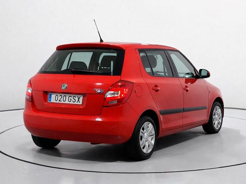 Usado Skoda Fabia 60 CV (44 kW) 2010 Rojo Berlina