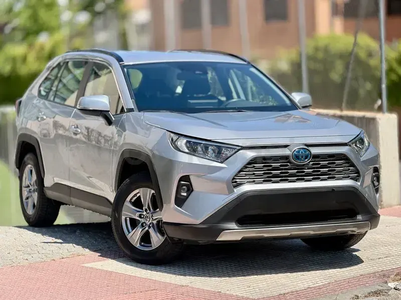 Usado Toyota RAV4 Hybrid Business Edition 218 CV (160 kW) 2022 Gris / plata SUV