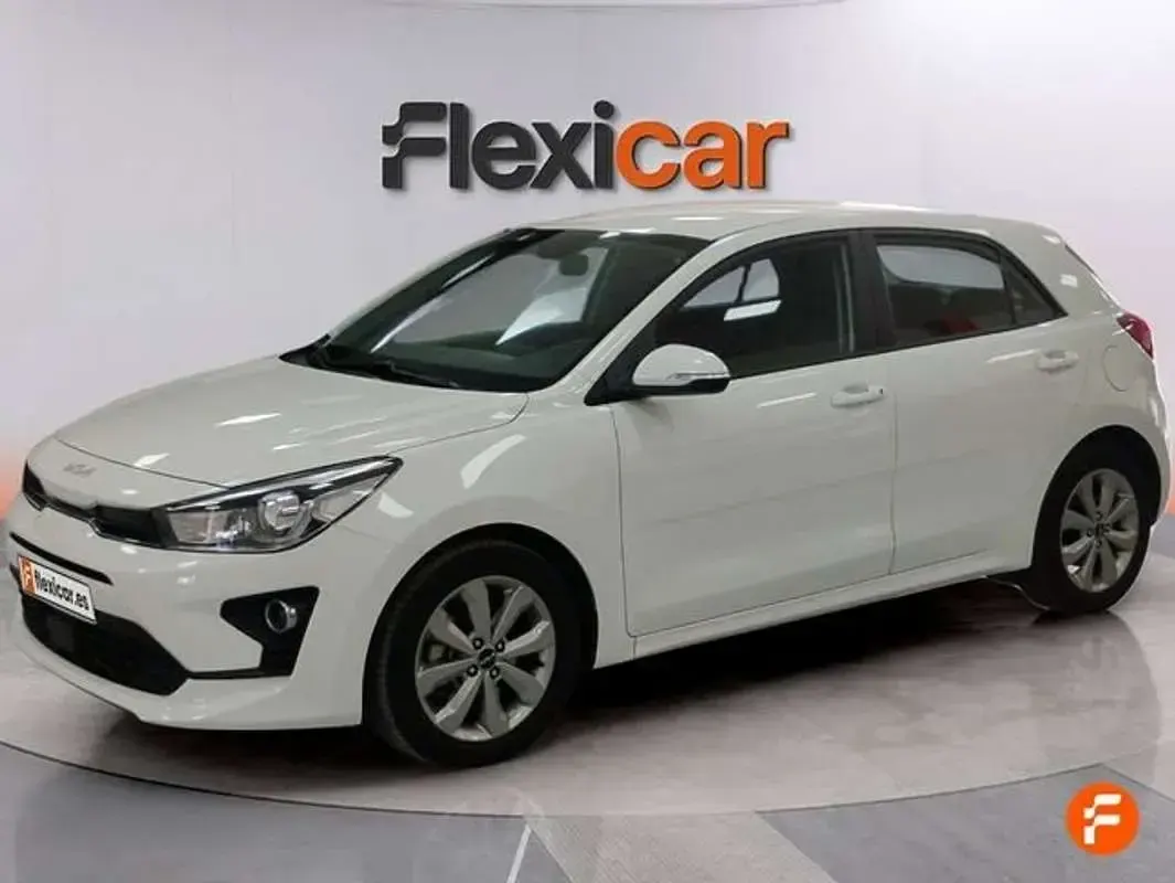 Usado Kia Rio 101 CV (74 kW) 2023 Blanco Berlina