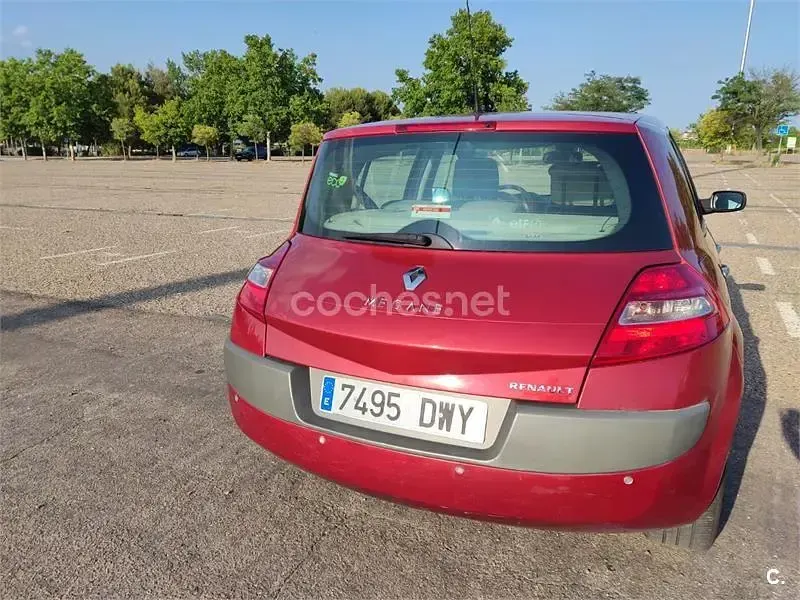 Usado Renault Mégane Privilege 130 CV (95 kW) 2006 Granate Berlina