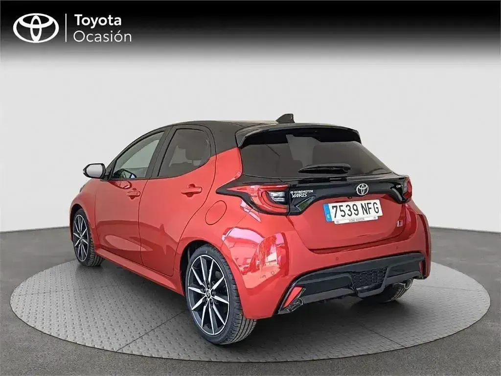 Begagnad Toyota Yaris Hybrid Plus 130 HK (95 kW) 2025 Röd Minibuss
