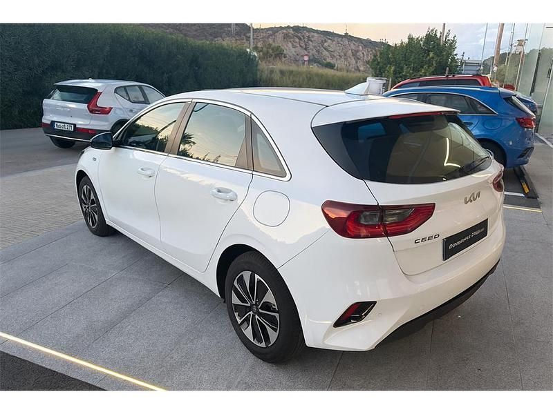 Usado Kia Ceed 100 CV (73 kW) 2025 Blanco Utilitario