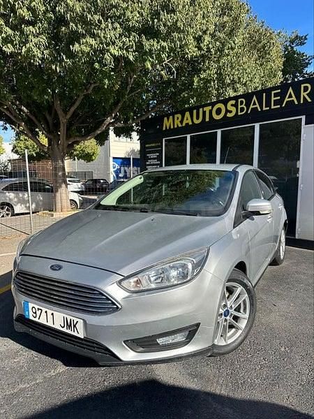 Usado Ford Focus Trend 125 CV (91 kW) 2016 Gris / plata Berlina