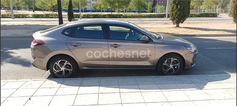 Usado Hyundai i30 120 CV (88 kW) 2022 Gris / plata Berlina