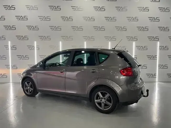 Usado Seat Altea Ecomotive 105 CV (77 kW) 2014 Gris Monovolumen