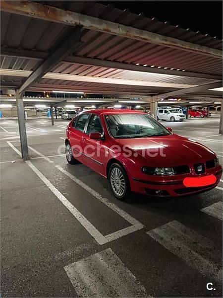 Usado Seat Leon Sport 150 CV (110 kW) 2001 Rojo Berlina