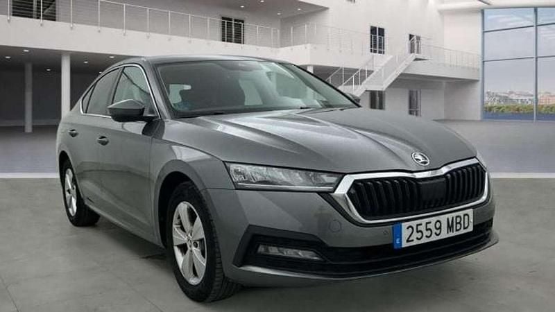 Usado Skoda Octavia Ambition 131 CV (96 kW) 2022 Gris Utilitario