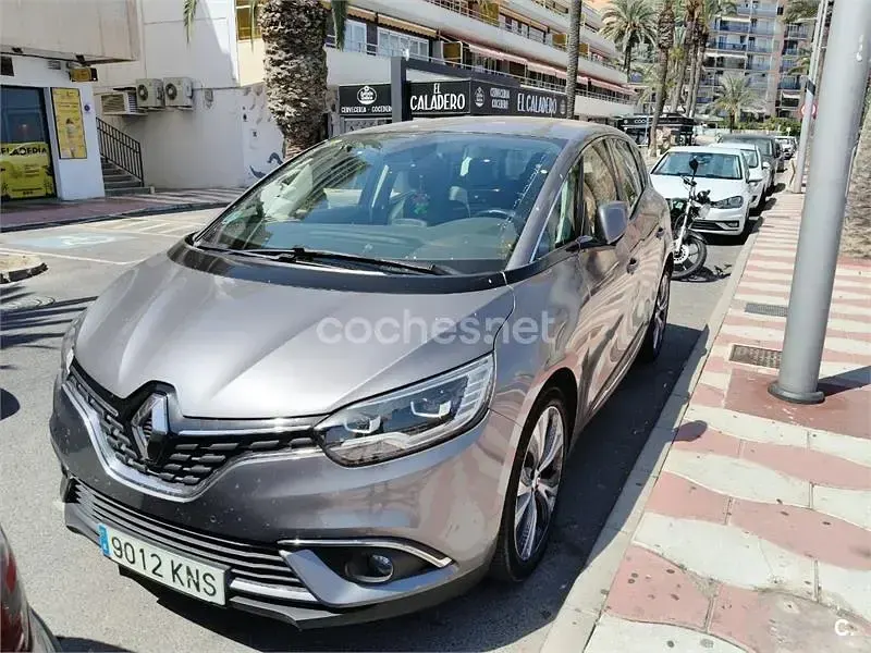 Usado Renault Scénic Zen 110 CV (80 kW) 2018 Gris / plata Monovolumen