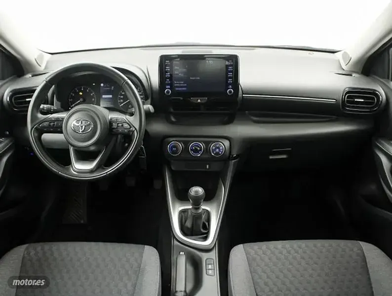 Usado Toyota Yaris Edition 125 CV (91 kW) 2022 Rojo Utilitario
