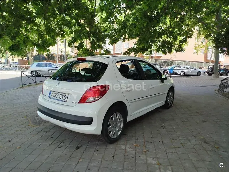 Usado Peugeot 207 Active 70 CV (51 kW) 2010 Blanco Berlina